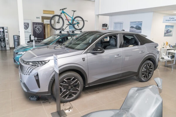 PEUGEOT 3008 GT 1.2 Hybrid 136k e-DCS6