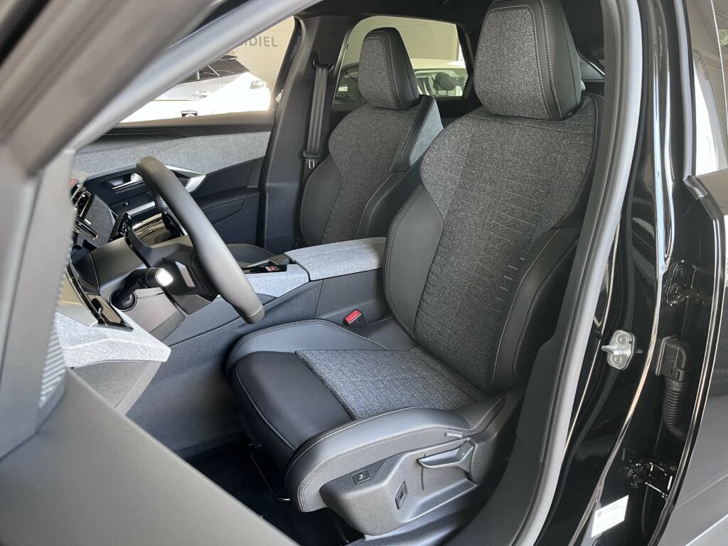 10_3008_Allure_Čierna_9VM0_Hybrid_Int5