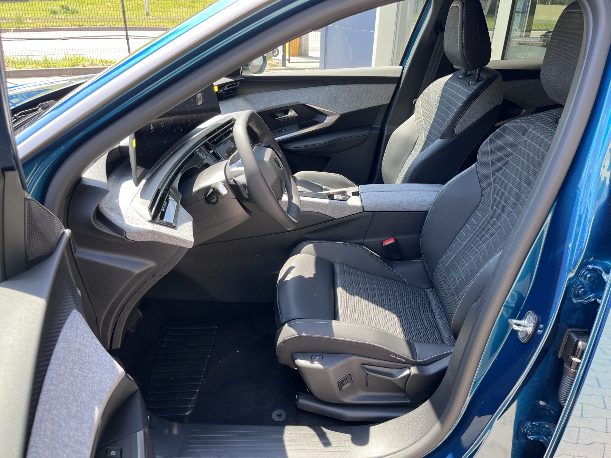 10_3008_Allure_Modrá_DPM0_Hybrid_Int2