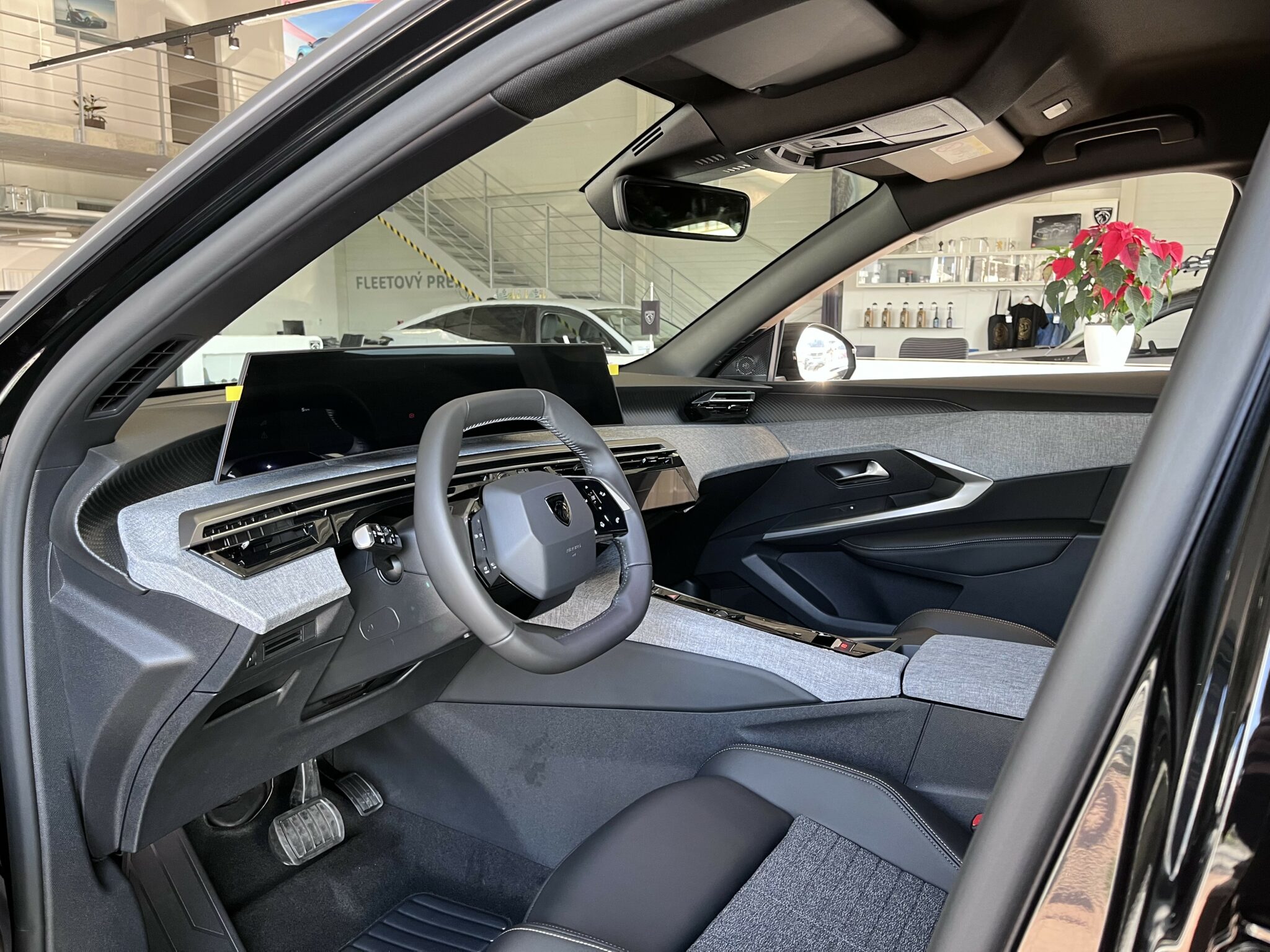 6_3008_Allure_Čierna_9VM0_Hybrid_Int1