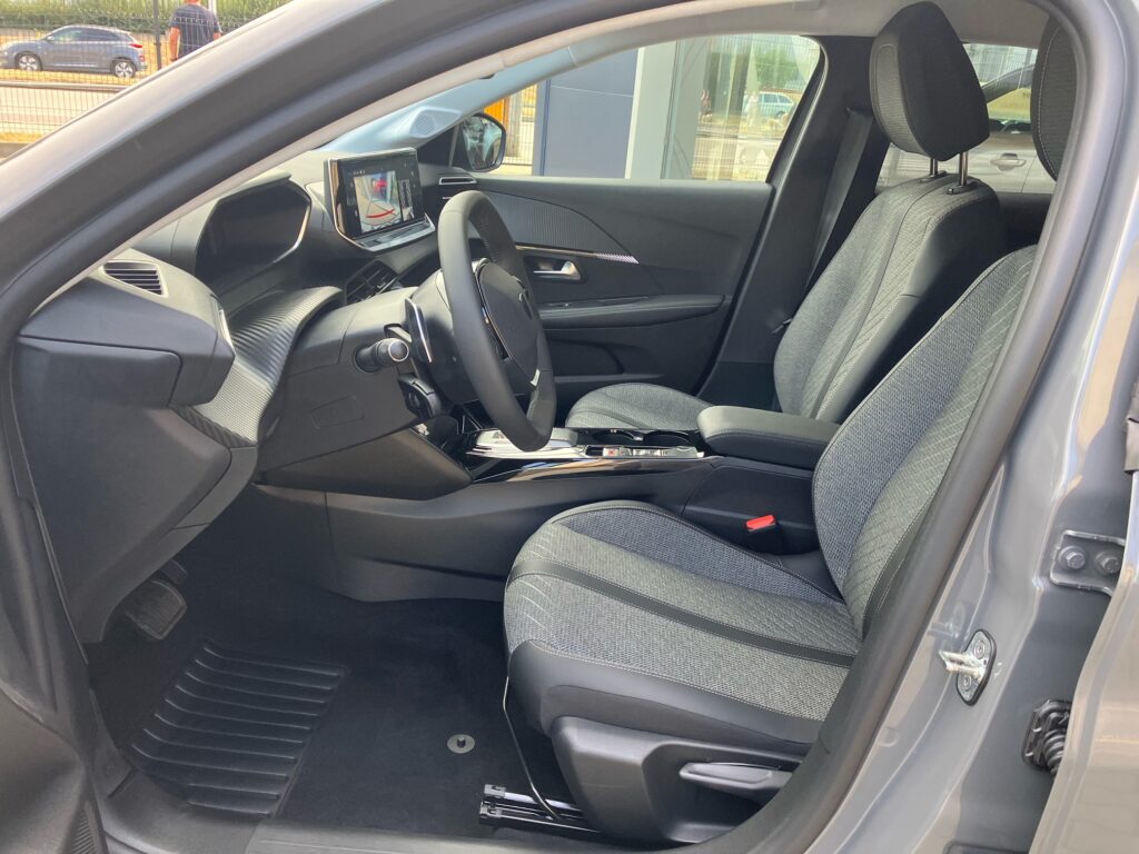 8.208_Allure_Sivá_LDM0_Int1