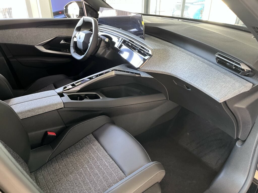 8_3008_Allure_Čierna_9VM0_Hybrid_Int3