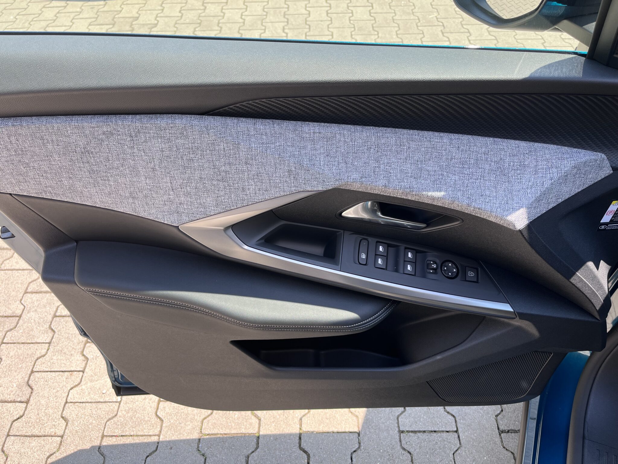 8_3008_Allure_Modrá_DPM0_Hybrid_D