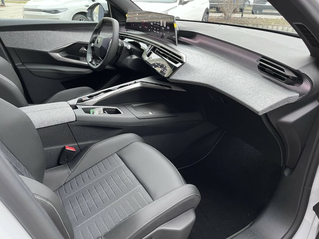 10_3008_GT_Biela_SUM0_Int3