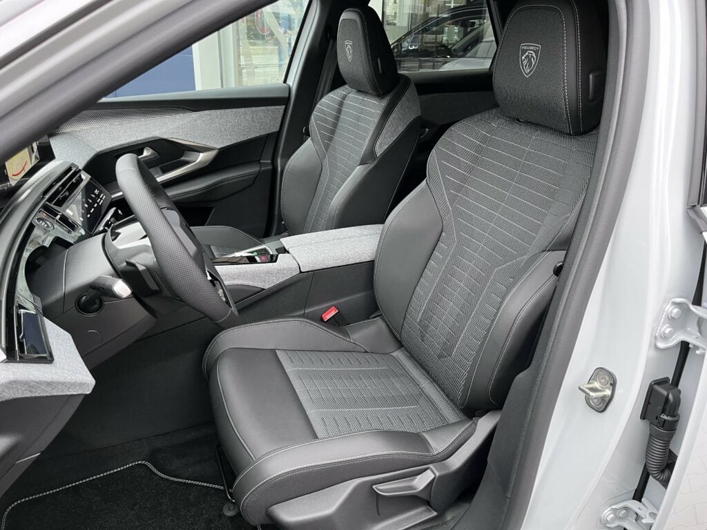 9_3008_GT_Biela_SUM0_Int2